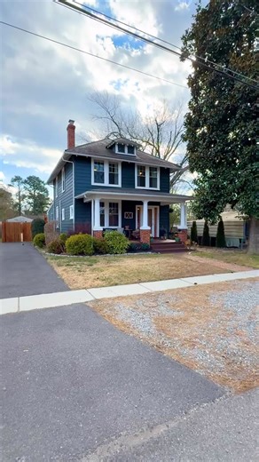 Stunning Colonial Home for Sale in Lakeside