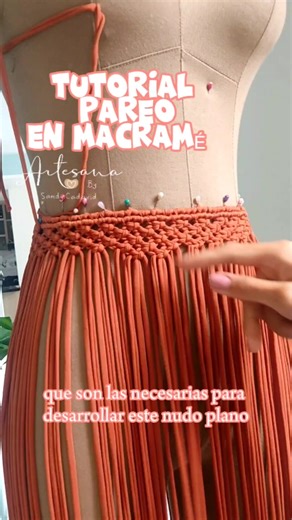 Este proyecto es un básico cuando recién te estás iniciando en el mundo de las prendas tejidas en Macramé. •Mi recomendación para su desarrollo es: ✨Ten en cuenta el ancho de la cintura, de ella depende la cantidad de cuerdas a montar. ✨El largo de las cuerdas dependerá de tu estatura y qué tan largo deseas el tejido, este diseño puedes trabajarlo largo o corto, cómo gustes. ✨Trabájalo en un material liviano, con una buena caída y de fácil secado, preferiblemente una licra A. 📎Lo mejor de todo 
