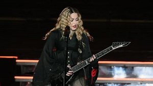 Madonna deja en topless a una fan