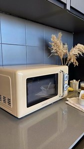 ¡Despierta con energía y estilo! 🌞✨ Prepara tu desayuno proteico de forma rápida y deliciosa con nuestro microondas ProClean 5110 Retro Beige 🍳🔥 Olvídate de complicaciones y haz que tu mañana sea tan suave como el acabado de este electrodoméstico🤭 ✨ ¿Cuál es tu receta proteica favorita para empezar el día? ¡Comparte tus secretos en los comentarios! 👇 Descubre más info aquí 👉🏻 https://acortar.link/Ux4FUh | Ollas GM Cocinas Programables