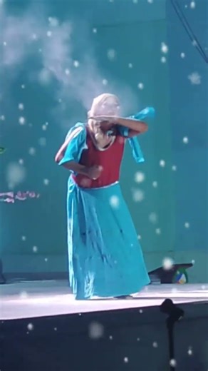 Elsa and the improvise snow magic #elsa #letitgo #comedy #comedyshorts #parody #entertainment #snow