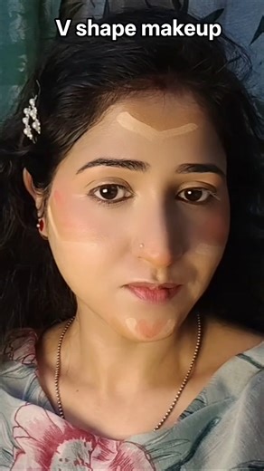 "V" shape makeup hack 💖✨ This is popular hack 😲👍# makeup hack #beauty # viralshort #makeup