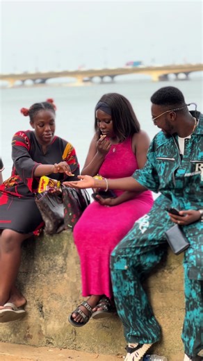 Givers never Lack🌚, the girl on pink wasn’t a giver that’s why she didn’t get the money😅. Somebody Say Merlinnn🤣