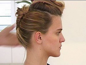 Le chignon banane - ELLE Coiffure