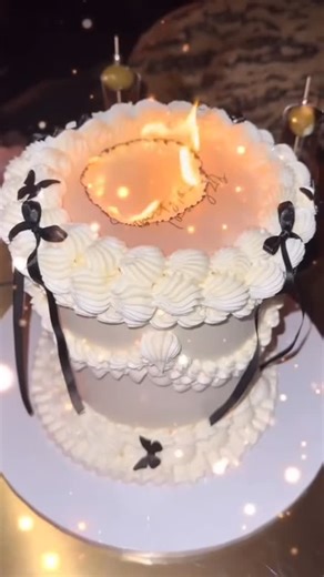 Allison Price on Instagram: "This video 😍 #clientview #bostonbaker #bostoncakes #buttercream #boston"