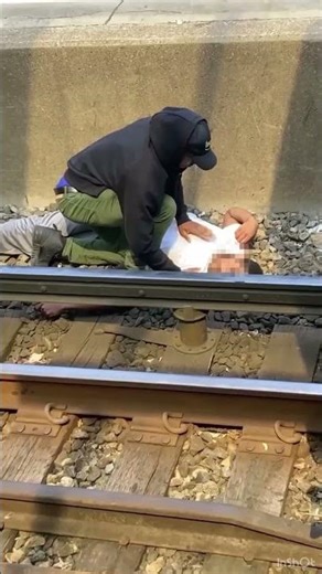 Raw Footage: Chicago Man provides CPR to an unconscious man on CTA train tracks