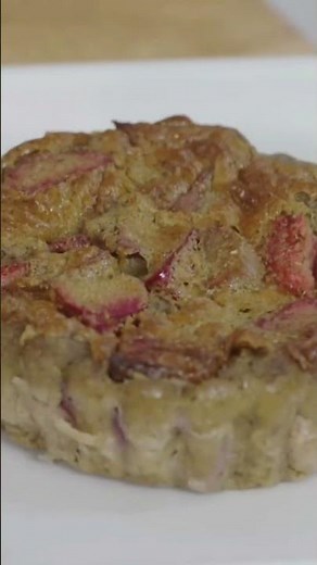 How to make easy Strawberry Rhubarb Clafouties 🍓🍓🍓 and you only need 13 ingredients to make it! 👇