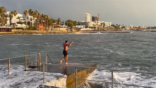 Μαύρα σύννεφα και μαύρα κύματα στην περιοχή « Μπάνια « στην Κάτω-Πάφο . Υπάρχει όμως και ένας τολμηρός κολυμβητής που δεν φοβάται τίποτα ! | Christos Zavros