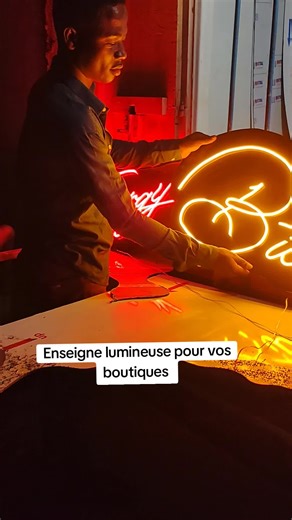 Enseignes Lumineuses Personnalisées pour Boutiques