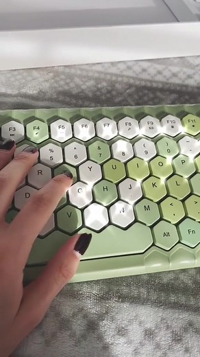 Peep this cute keyboard ⌨️ @larissaray_ 👀 #keyboard #keyboardasmr #pcbuild #gamingsetup #foryou #fyp #gaming #gamelancer