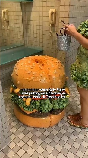 Katy Perry was putting on a hamburger costume while JLO walked by 😂