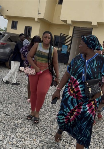 Sad 😢 Shantel, Family, and Friends Gather at Police Station as Investigation Continues Shantel, the mother of Baby Najat, together with family members and friends, was seen at the police station as the case involving Humble Soul, the father of Baby Najat, continues to unfold. According to available information, Humble Soul is currently being Detained at Kasoa police custody to assist with ongoing investigations. Authorities are yet to conclude their inquiries, and further updates are expected a