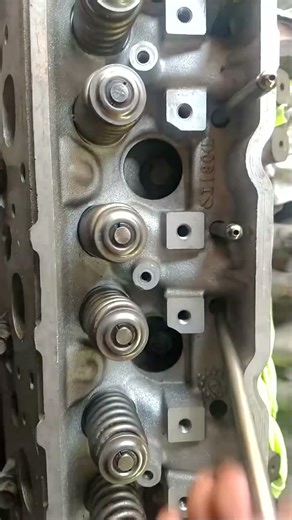 Installation of rods on a Chevrolet Silverado engine