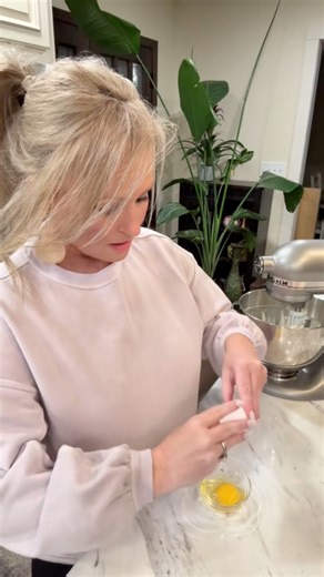 Homade Banana Bread. Recipe in video. I used self rising flour. Baked at 350 for 40-45 minutes. Like, comment, share & follow me for more recipes! #homemadebananabread #comfortfoodseason #southerncooking #bakingrecipe | Michelle Allen Eagle EvelynsPlace