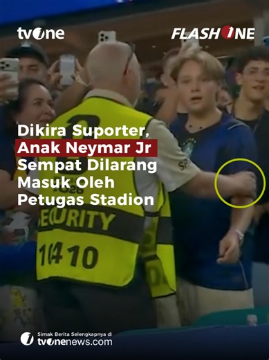 Momen tak terduga terjadi di tengah kemeriahan Piala Dunia 2026. Davi Lucca, putra bintang Brasil Neymar, sempat ditahan oleh petugas keamanan stadion setelah dikira sebagai suporter yang berusaha menerobos masuk ke area pinggir lapangan. Bocah kecil yang mengenakan jersey Timnas Brasil itu diberhentikan dan ditahan sejenak sebelum identitasnya sebagai anak sang mega bintang akhirnya diketahui. Tak lama setelah insiden tersebut, Neymar langsung datang menghampiri dan memeluk Davi Lucca dengan pe