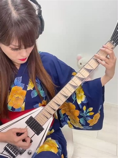 Beginner Guitar Practice: Symphony of Destruction Intro