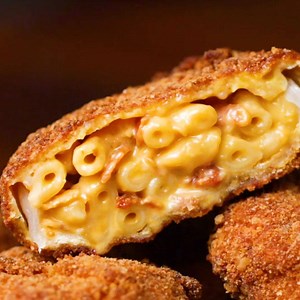 196K views · 332 reactions | Crispy, deep-fried onion rings stuffed with a cheesy bacon surprise? Sounds like the ultimate mash-up snack! Recipe: https://tasty.co/recipe/bacon-mac-cheese-stuffed-onion-rings | Tasty UK | Facebook