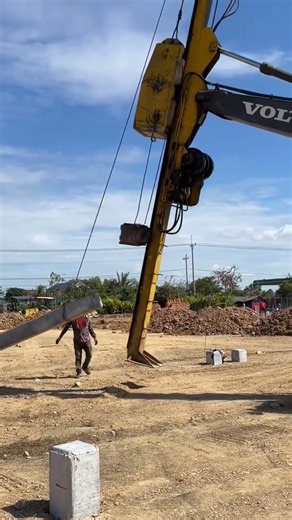 Heavy Duty Excavator Rig Driving Concrete Foundation Piles! #shorts