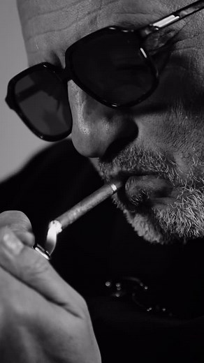 “En noir et blanc” une ode à la joie et à la simplicité. La voix intérieure d’un bon gars, interprétée par le charismatique acteur français Farouk Bermouga. Nouvelle collection capsule LESBONSGARS Automne/Hiver — en ligne lundi. Une réalisation de Jean-Joel Gbayoro. | LES BONS GARS