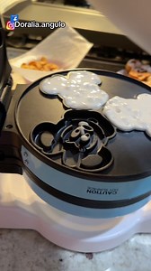 Waffles 🧇 de Minnie Mouse 🎀 para el lonche de hoy 🍎 estaba indecisa de la lonchera 🍱 #lunch #momlife | Doralia Angulo