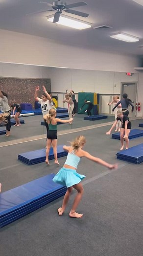 😎It’s the weekend! . . 💕Loving my Acro TriCKs class @ck_danceworks this season! . . 💫These ladies show up every Friday and start the weekend with a new skill/variation or new found confidence in something they thought they would never be able to do. . . 😊You girls inspire me more than you know! . . ‼️Check out this new variation of the classic burpee! . . . . . . . . . . . . . . . . . #acro #acrotrio #acrodance #acrobatics #acrobalance #tumbling #dance #dancestudio #tumblingyogi #headstand #