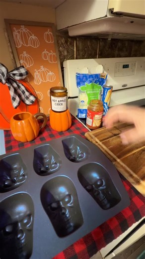 💀Let’s make pizza skulls! 🍕 This is the easiest and best Halloween themed dinner to make! And the skulls look so spooky! Recipe: Any pizza dough (I used @pillsbury dough) Mozzarella cheese Pizza sauce Any pizza topping you want 🍕What’s you favorite pizza toppings? #pizzaskulls #pizza #halloween #spookyseason #halloweenfood #easydinner | Kates Takes