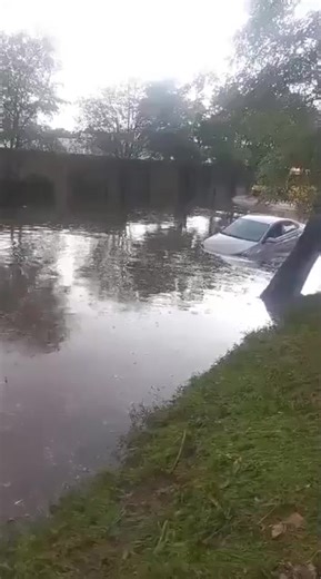 ⚠ Un auto quedo flotando en la inundación sobre Boulevard Forjadores, #Puebla.  Al menos dos unidades de transporte público también quedaron varadas, los pasajeros ya fueron rescatados por Protección Civil. | Público | Facebook