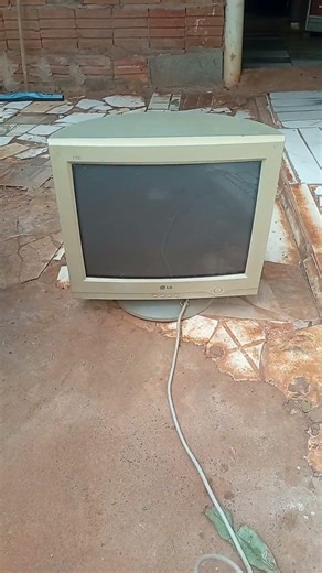 I found a rarity in the backyard - a CRT monitor | Windows XP