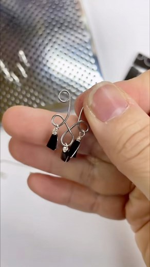 296K views · 4.7K reactions | Create the perfect chandelier earrings with this easy wire jig DIY and gorgeous beads from Jesse James Beads #chandelier #wirewrappedjewelry #earrings #statementjewelry #beadedjewelry #HandmadeForTheHolidays #HolidayGiftIdeas #brandpartner | Awanderinggypsyco | Facebook