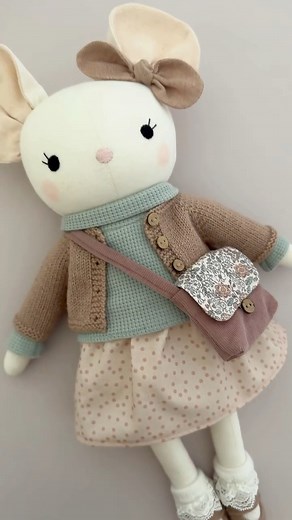 This little messenger bag is one of my favourite doll accessories to sew 🩷It’s fully lined, quick to make and a great way to use up scrap fabric from other projectsIt adds such a fun finishing touch to their outfit and it’s just the right size for storing their tiny treasures 🥰If you would like to make a handmade stuffed animal doll for someone special you can find my cute and easy sewing patterns on my website 💕#mousedoll #mousesewingpattern #handmadedoll #dollsewingpattern #sewing #sewingpa