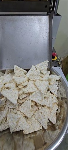 Triangle cornchips machine like popconers produced by Shinyoung Mechanics #popchips #popcorners