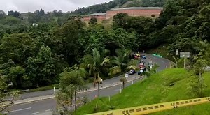 #ManizalesEnVivo Bloqueada parcialmente la salida de Manizales por la Autopista del Café, Jeeps y otros vehículos transitan por el sector generando congestión vehicular. | Manizales En Vivo