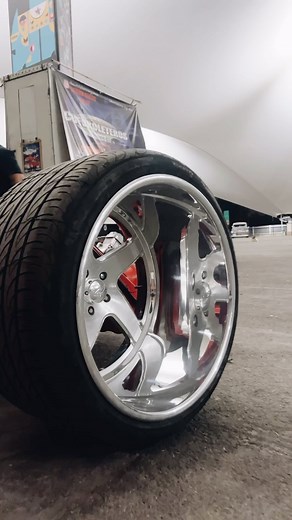 Who can say no to a lady in red 💃🏼 Big lips on an old school will never go out of style 🔥 #streettrucks | Street Trucks