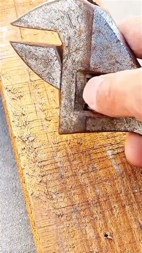 a simple tool to simplify removing nails from wood