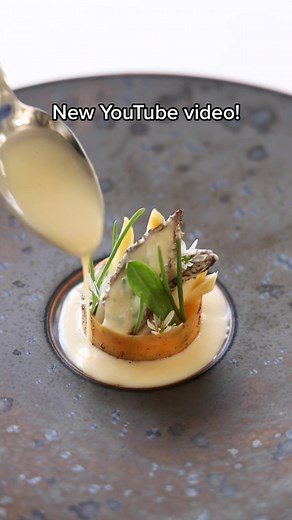 New YouTube video is up 🔥 We’re going to stuff some beautiful morels and serve those with white asparagus, an egg yolk cream, a crispy morel cilinder and a delicious magnolia flower beurre blanc! Find a link to the full video in my bio & story @julescooking 🙌🏼 Have a great day guys! #julescooking #youtube #recipes #whiteasparagus #morels #eggyolk #beurreblanc #magnolia