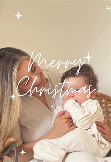 Merry Christmas! 🎄🎅 Wishing you cozy cuddles, sweet dreams and magical moments with your little ones this holiday season ❤️ #puckababy #wedesignsleep #sleepingbag #softmoments #christmas