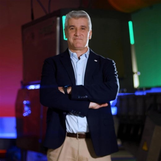 𝗣𝗶𝗲𝗿𝗳𝗿𝗮𝗻𝗰𝗲𝘀𝗰𝗼, 𝘄𝗵𝗮𝘁 𝗱𝗿𝗶𝘃𝗲𝘀 𝘆𝗼𝘂 𝗮𝘁 𝘄𝗼𝗿𝗸? Reliability, availability, and satisfaction — the values that guide him every day. As a Manufacturing Manager at Raytec Vision, he organizes warehouse and production departments, working in a challenging environment built on freedom, trust, and teamwork. What drives him most is seeing our machines in action — a moment that fills him with pride for the work carried out and the results achieved. ▶️ Discover the people behind o