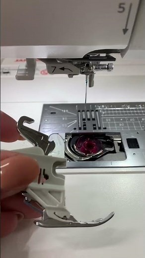 Janome Skyline S9 - HP dual feed foot & needle plate