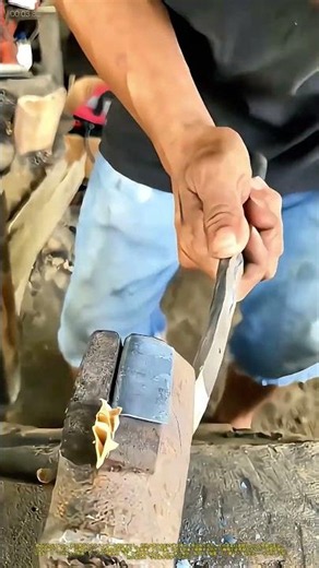 鉄を叩き潰す“手の力”：鍛冶屋が一撃で形を変える、金属の運命を操る瞬間