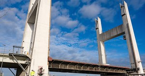 Beelden tonen moment waarop te hoog geladen containerschip tegen Europabrug in Vilvoorde vaart, brug na inspectie weer open