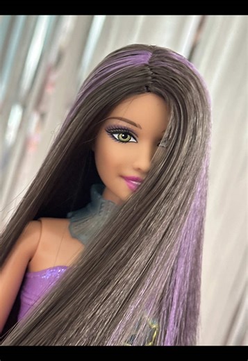 She does work i just didn’t want to put batteries in her just to immediately take them out because i don’t want her batteries to corrode #barbie #dollrestoration #hairtransformation #popstar #2010