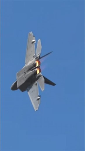 Powerful minimum radius turn of F-22! Ridiculous power of the F119 engine!