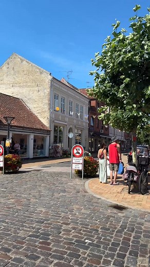 Søndagsstemning i Rudkøbing 🎶🌸 Byen summer af liv, musikken spiller, og butikkerne holder åbent – og det gør vi også! Gine har åbent fra kl. 11.00 til 15.00, så kom og nyd søndagen sammen med os. Der er masser af sommerstemning – og selvfølgelig stadig -50% på næsten hele butikken 🛍️ Håber vi ses! Kærlig hilsen Gine-pigerne 💛 | Gine5900