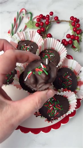 Diabetic friendly crockpot Christmas peanut clusters. Recipe 👇 #peanutclusters #diabeticrecipes