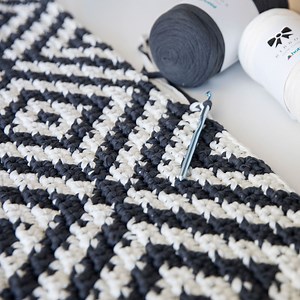 Diamond Lattice Tapestry Crochet Rug Pattern