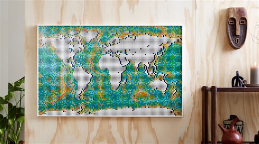 Teen sets LEGO Guinness World Record with 31203 World Map
