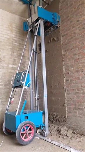 Attention everyone, I’m really amazed by the automatic wall plastering machine. In the past, manual wall plastering relied entirely on craftsmanship, with workers holding tools to apply and level the plaster bit by bit. It was not only time-consuming and labor-intensive, but the walls were also prone to unevenness. Now, you just need to push the machine and pour in the well-mixed cement, and it can automatically complete the entire process of feeding, plastering, and troweling. The finished wall