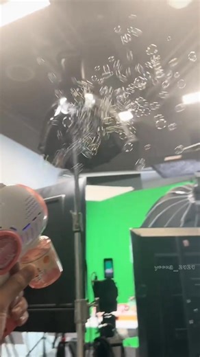 Ultah di dampingi suami tercinta Dunia serasa milik berdua 🥰🥰 Yg lain cuma ngontrak 🎊🎉🎊🎉🎊🎉🥰🥰 Shengri kualle MieMie #YuLong #YangMieMie #fyp | Endang Srini