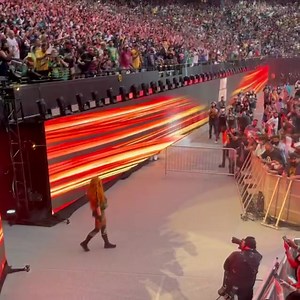 270K views · 8.1K reactions | Y si señores... THE MAN Becky Lynch ha regresado... Y luce bellísima!! Juzguen ustedes... -Kamila- #CWC #SUMMERSLAM #WWE | Colombian Wrestling Community | Facebook