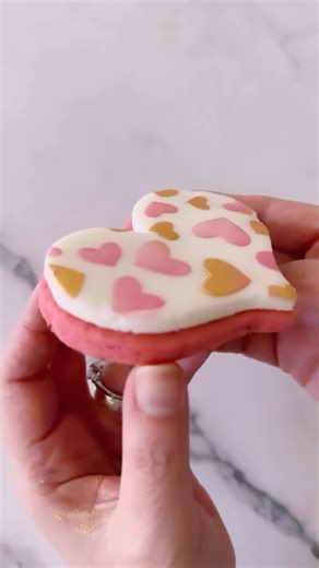 Rolled buttercream is not only delicious but super easy to make! And if you have a stand mixer, you can literally just throw all the ingredients into the bowl and mix. Yep, it’s that easy! For these two cookies I stenciled some designs with edible dusts. The ingredients/proportions below are for a small batch (yields about a dozen and a half 3” cookies), but you can double, triple, etc. the recipe. Recipe: Ingredients: ✨ 1 stick salted, softened butter (113 grams or 1/2 cup) ✨ 2 teaspoons flavor